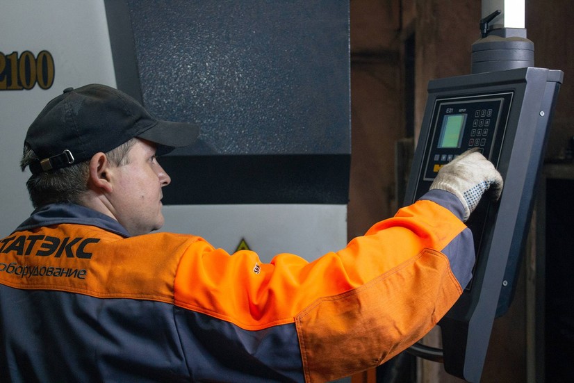 Как траншейный ковш для экскаваторов-погрузчиков упрощает рытье траншей?